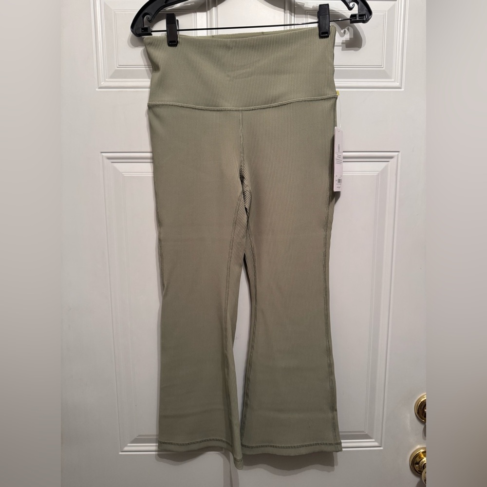 Athleta NWT Elation Rib Crop Flare green work out cropped leggings Sz. Medium. - Picture 2 of 7